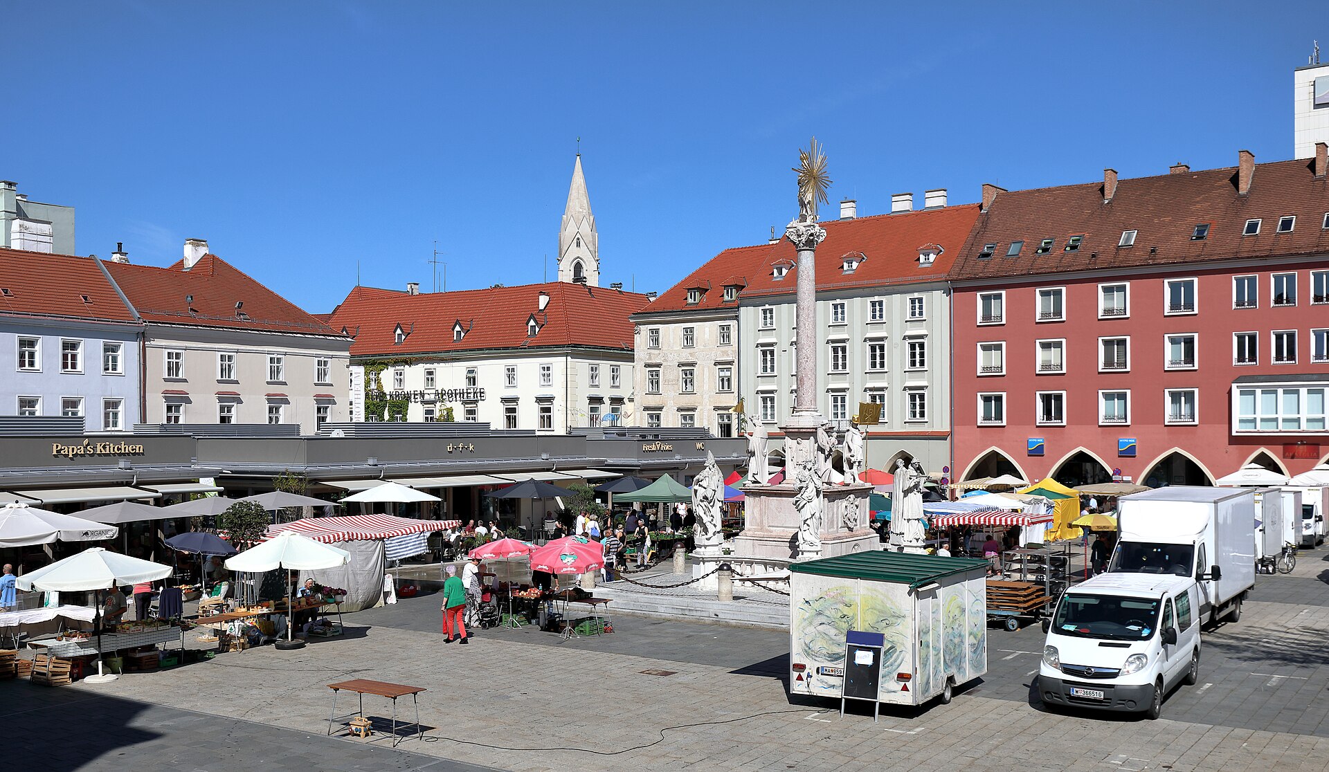 Markttag am Hauptplatz von Wiener Neustadt mit der Mariensäule