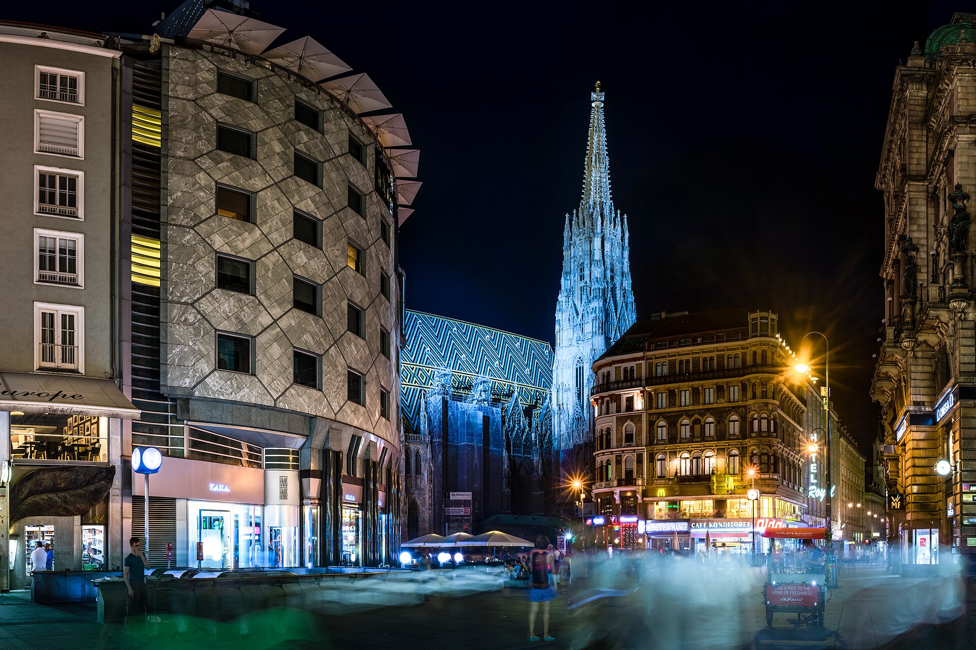 Stephansplatz in Wien mit dem beleuchteten Stephansdom
