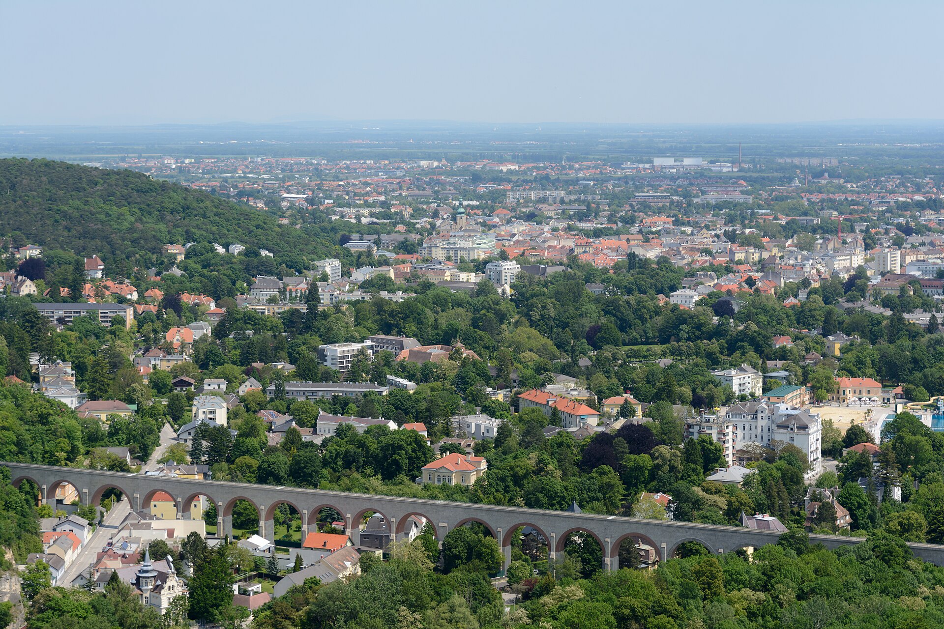 Panoramablick über Baden bei Wien mit dem historischen Aquädukt